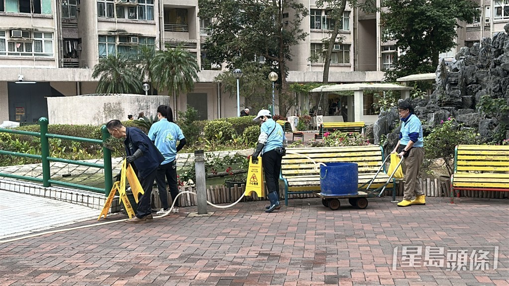 數名工人清洗魚池。劉漢權攝