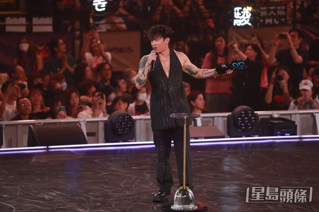 Tyson Yoshi一上台就笑說:「林家謙搵啲咁嘅嘢搞啊?」又搞笑謂:「我而家講咩係咪都入佢數?佢話:『唔係佢勁,係你哋廢』。」 Tyson Yoshi一上台就笑說:「林家謙搵啲咁嘅嘢搞啊?」又搞笑謂:「我而家講咩係咪都入佢數?佢話:『唔係佢勁,係你哋廢』。」