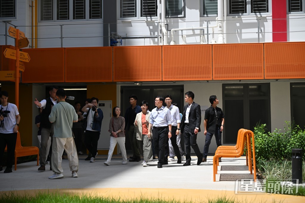 李家超今早到訪牛頭角彩興路簡約公屋。劉駿軒攝 李家超今早到訪牛頭角彩興路簡約公屋。劉駿軒攝