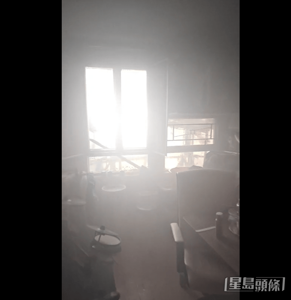 李先生表示唯有等待消防員拯救。李先生提供影片擷圖