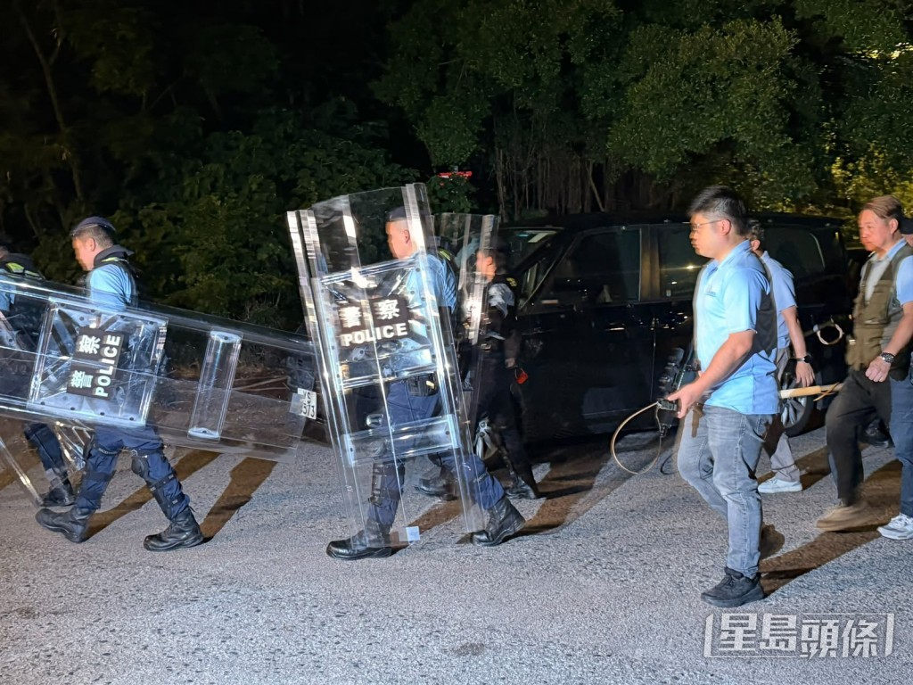 今日凌晨大批持盾警員全副裝備出動。 今日凌晨大批持盾警員全副裝備出動。