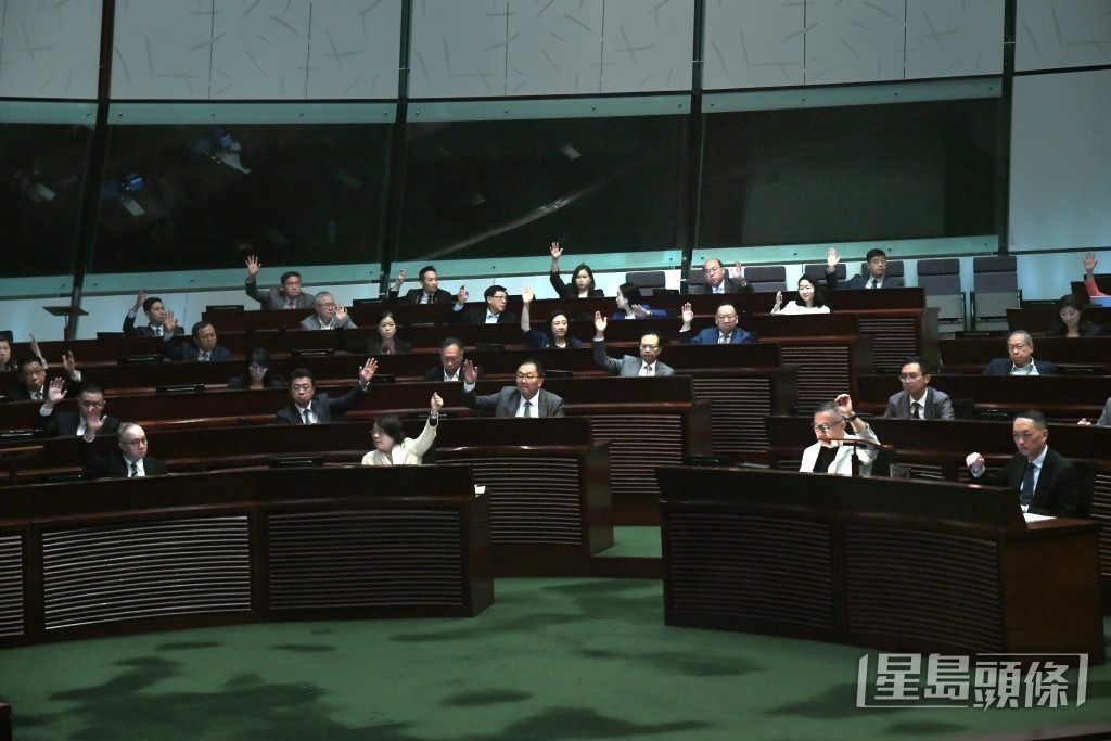 今日大會審議多條重磅級條例，包括籃球博彩合法化及控煙「十招」等。何健勇攝