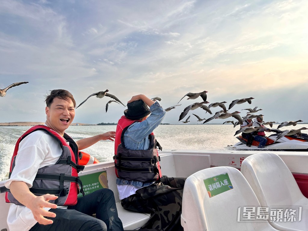 出席快艇活動。 出席快艇活動。