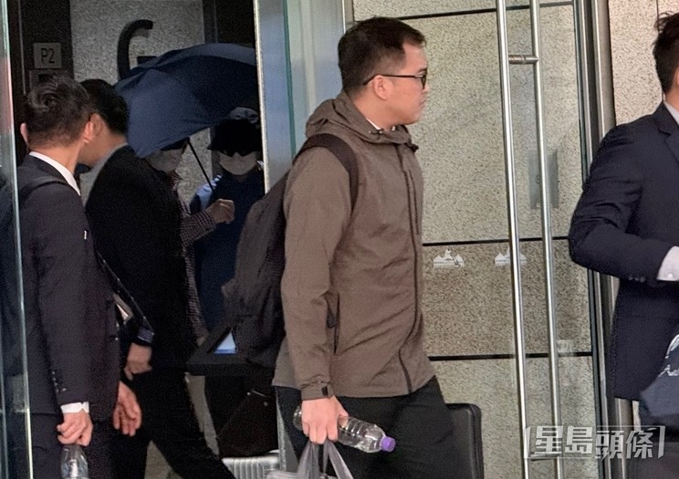 葉家輝指當時曾向被告派發羈留人士通知書，否認未告知對方應有權利。雷璟怡攝