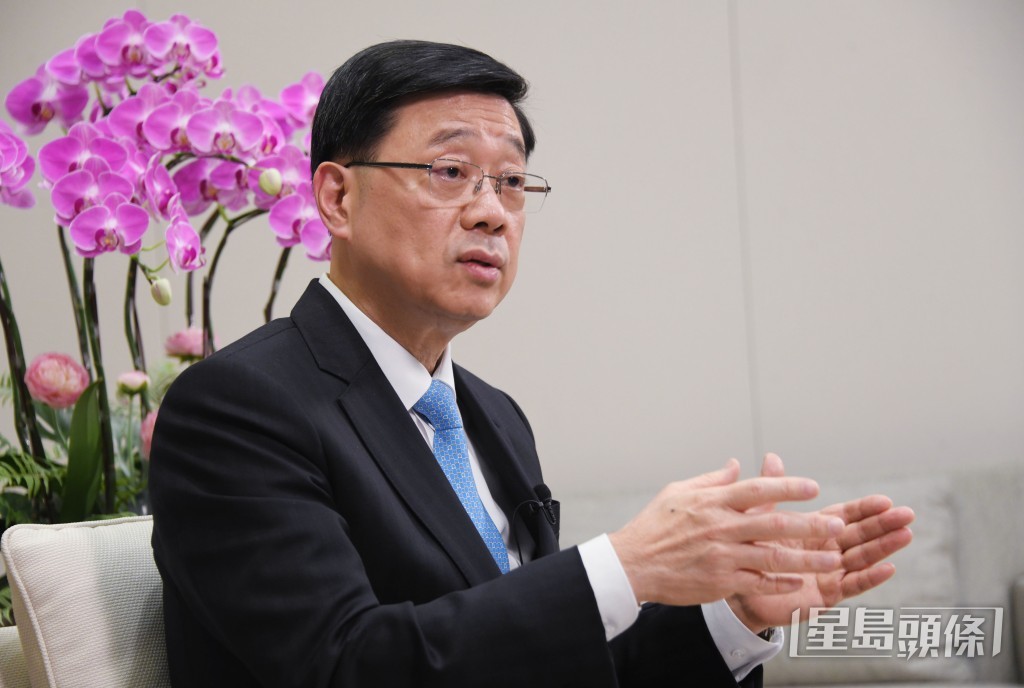 行政長官李家超接受《星島》訪問時透露，正審視建立「高層政府官員責任制」。
