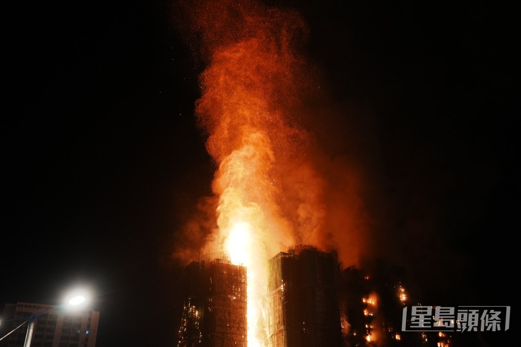 入夜後,宏福苑大火仍未救熄。汪旭峰攝 入夜後,宏福苑大火仍未救熄。汪旭峰攝