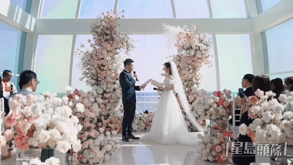 Cedric宣讀誓詞時，何依婷感動到眼濕濕。