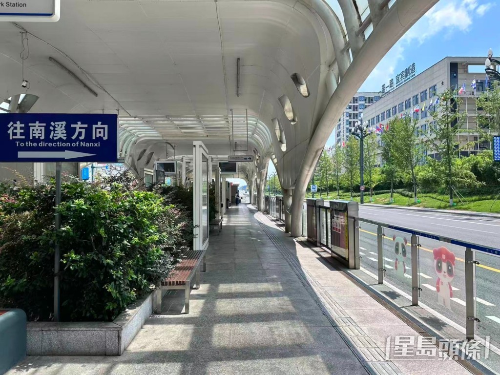 智軌在內地每公里建造成本約4,000萬至6,000萬元人民幣,包括月台等設施,建設周期約10個月,約為傳統有軌電車三分之一。 智軌在內地每公里建造成本約4,000萬至6,000萬元人民幣,包括月台等設施,建設周期約10個月,約為傳統有軌電車三分之一。