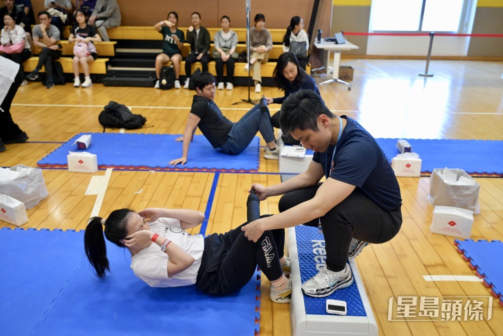 參加者可即場接受入職體能測試,測試包括手握力測試、1分鐘掌上壓、1分鐘仰臥起坐,以及15米漸進式心肺耐力跑。蘇正謙攝 參加者可即場接受入職體能測試,測試包括手握力測試、1分鐘掌上壓、1分鐘仰臥起坐,以及15米漸進式心肺耐力跑。蘇正謙攝