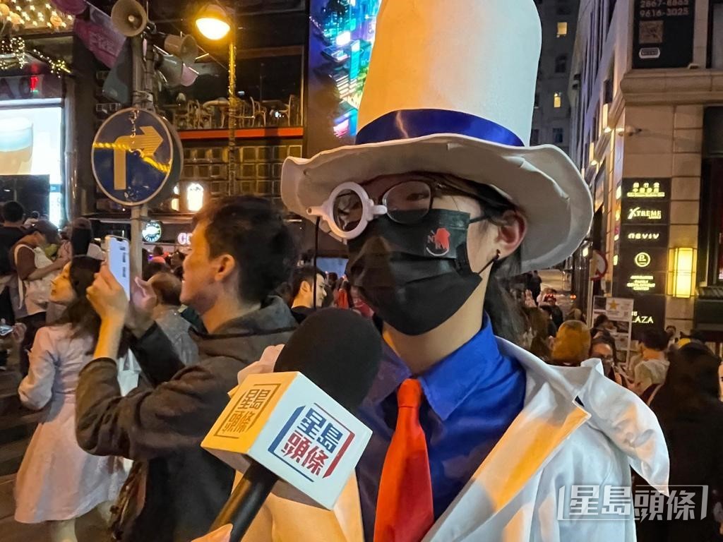 萬聖節.梁小姐打扮成《名偵探柯南》裏的怪盜基德,一來到蘭桂坊即吸引眾人目光。謝宗英攝 萬聖節.梁小姐打扮成《名偵探柯南》裏的怪盜基德,一來到蘭桂坊即吸引眾人目光。謝宗英攝