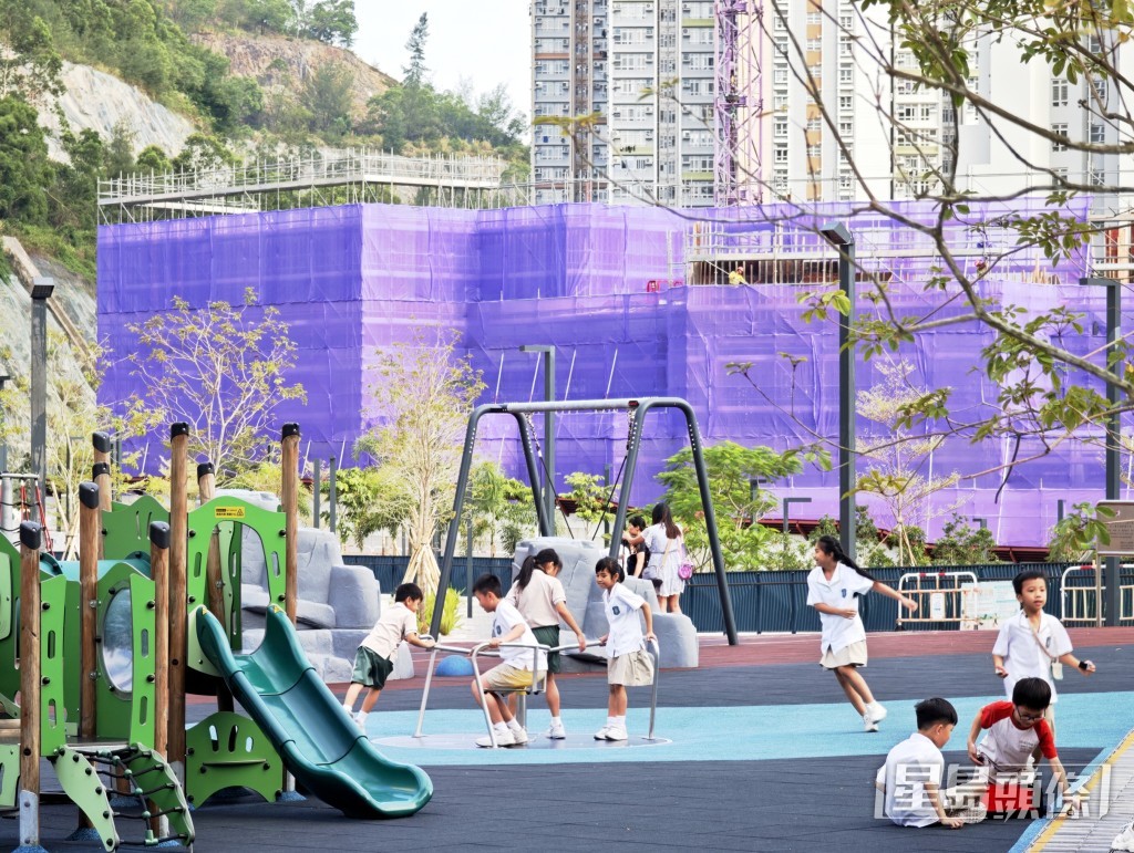 安達臣區內小學已啟用,學生放學到公園玩。陳俊豪攝 安達臣區內小學已啟用,學生放學到公園玩。陳俊豪攝