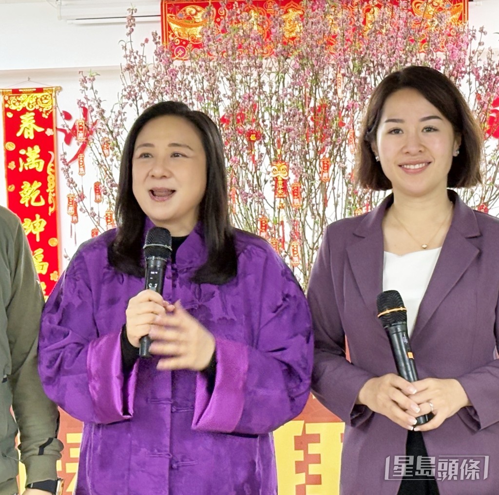葛珮帆及郭芙蓉向市民拜年。