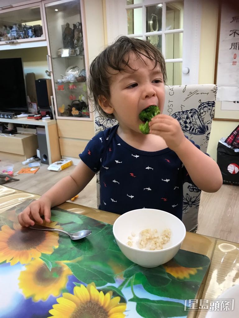 外孫都喜歡吃蔬菜，梁醫生十分開心。 受訪者提供