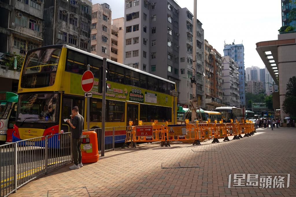 早上繁忙時間,物華街出現「車龍」。 早上繁忙時間,物華街出現「車龍」。