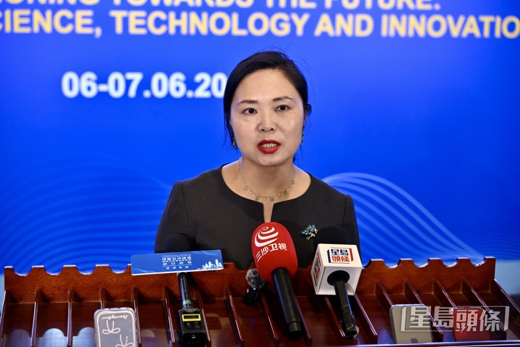 蛟龍號首位大洋深潛女科學家唐立梅認為香港非常先進和發達,今次會議能促進大家在科技和創新方面的交流。 蛟龍號首位大洋深潛女科學家唐立梅認為香港非常先進和發達,今次會議能促進大家在科技和創新方面的交流。