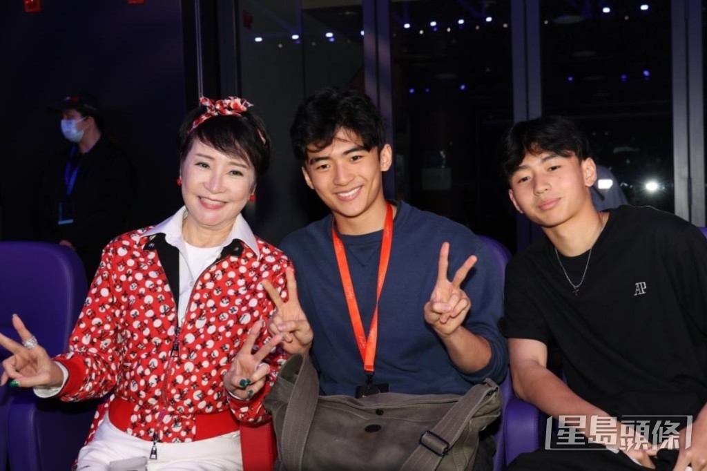 拉姑日前與兩個乖孫齊撐霆鋒開騷。 拉姑日前與兩個乖孫齊撐霆鋒開騷。