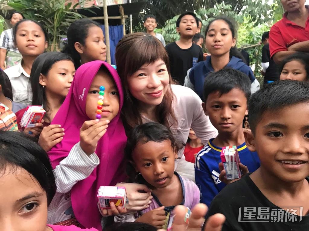 在印尼龍目島,黃曉紅及團隊受到孩子感染,回復元氣。 受訪者提供 在印尼龍目島,黃曉紅及團隊受到孩子感染,回復元氣。 受訪者提供