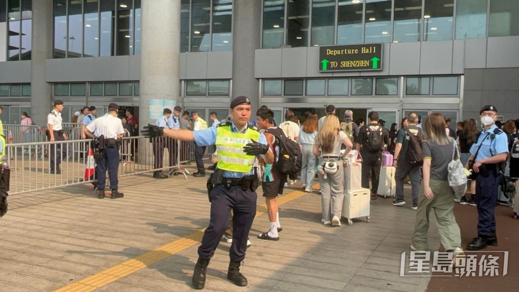 警員在場維持秩序。楊偉亨攝