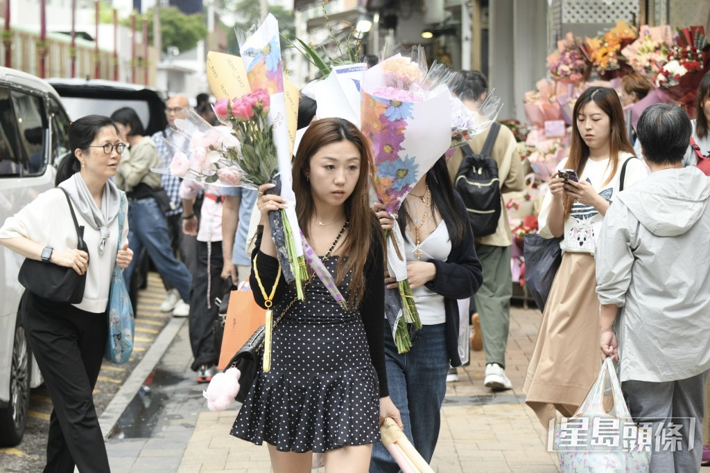 不少市民會買花送給母親或妻子表達謝意。
