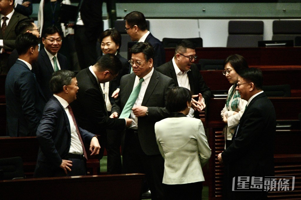 特首即將到場宣讀施政報告，議員和官員整裝待發。（盧江球攝）