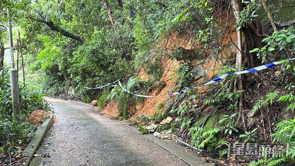 幸塌下山泥未有阻路，警圍封待修。劉漢權攝