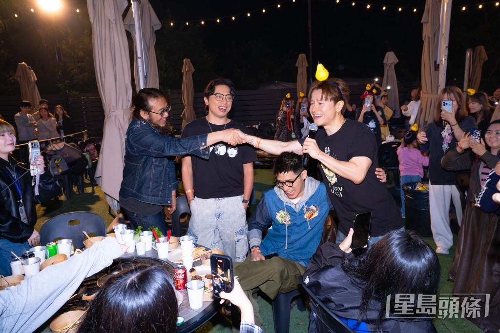 現場變了安仔握手會。