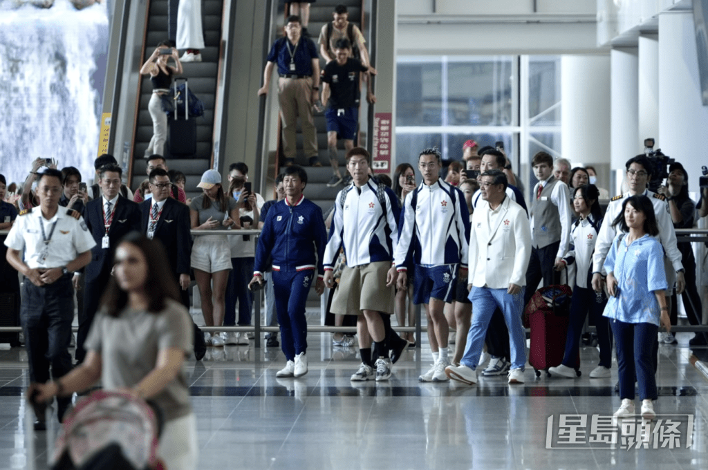 为港队赢得巴黎奥运金牌的“胜‘脷’剑神”张家朗早前回港，大批市民及传媒在机场迎接。刘骏轩摄