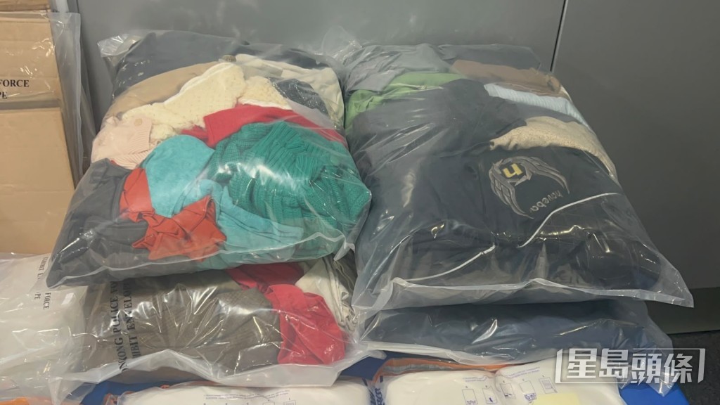 毒品以舊衣物包裹作掩飾。楊偉亨攝 毒品以舊衣物包裹作掩飾。楊偉亨攝