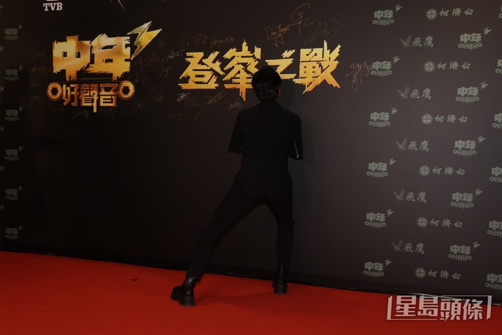 雖然李金凱10歲時因誤觸高壓電而不幸失去雙手,但他樂觀面對,用其他部位盡量幫助自己做不同動作。 雖然李金凱10歲時因誤觸高壓電而不幸失去雙手,但他樂觀面對,用其他部位盡量幫助自己做不同動作。