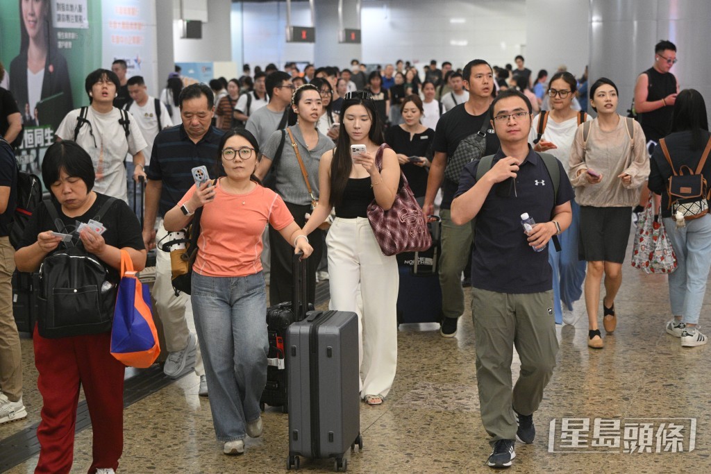 適逢中秋與國慶的雙節黃金周,不少內地遊客乘搭高鐵訪港。 適逢中秋與國慶的雙節黃金周,不少內地遊客乘搭高鐵訪港。