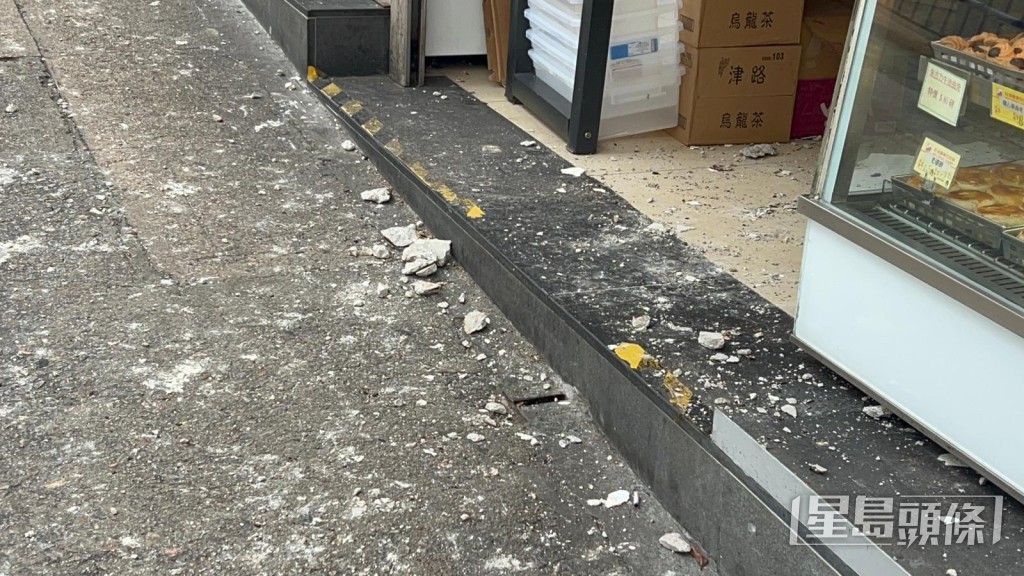 舖頭外亦滿佈石屎。楊偉亨攝 舖頭外亦滿佈石屎。楊偉亨攝