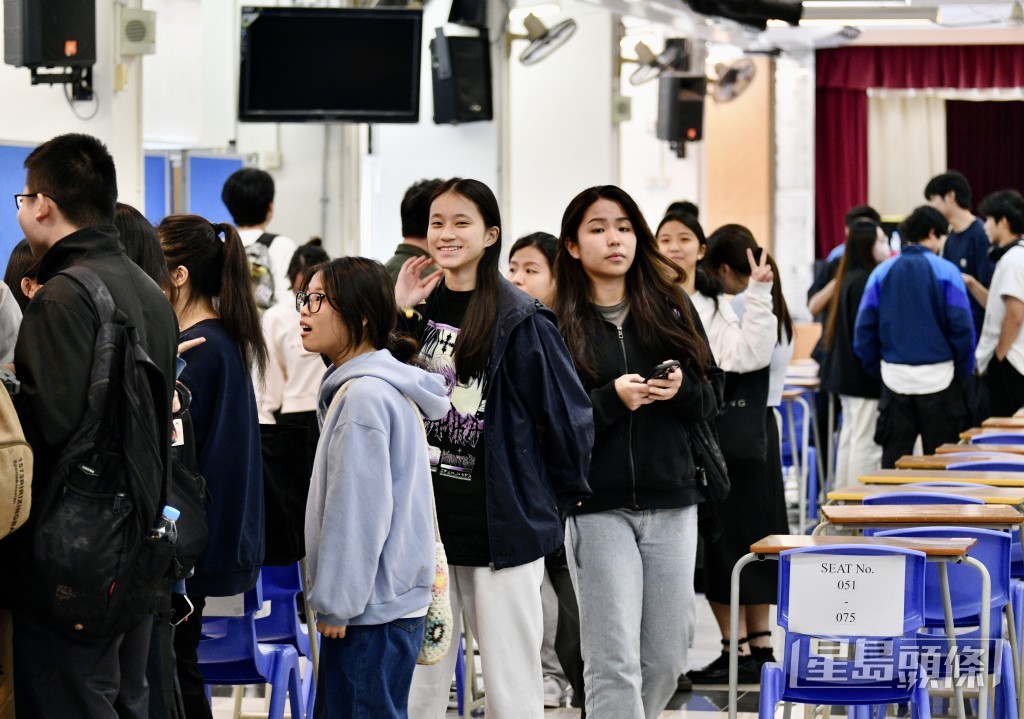 中學文憑試放榜,學友社表示輔導熱線至今接獲超過500個求助,單是放榜日就接獲325宗求助個案。 資料圖片 中學文憑試放榜,學友社表示輔導熱線至今接獲超過500個求助,單是放榜日就接獲325宗求助個案。 資料圖片
