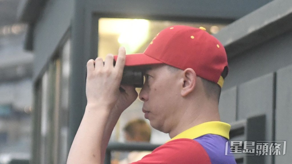 今朝「常尝发财」到内圈出试后，巫伟杰随即赶去机坪接马。