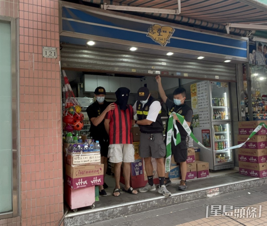 海關人員拘捕士多負責人。林思明攝