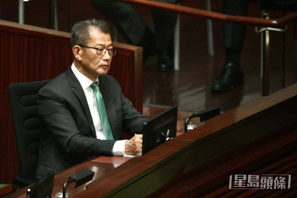 立法會會議，行政長官發表施政報告。圖為財政司司長陳茂波。盧江球攝