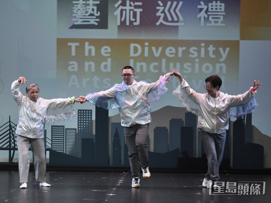 开幕典礼上,多位展能艺术家演出舞蹈。 开幕典礼上,多位展能艺术家演出舞蹈。