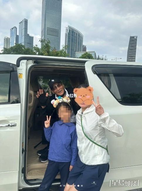 一家人與謝賢合照。 一家人與謝賢合照。