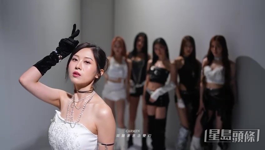Carmen大晒「美人肩」,靚到絕。 Carmen大晒「美人肩」,靚到絕。