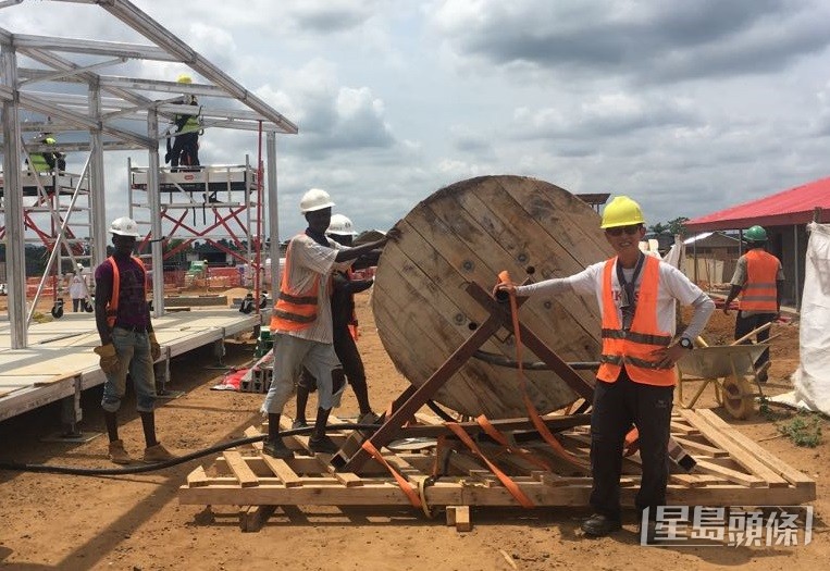 2018年，李耀輝於塞拉里昂監督電線鋪設工程。