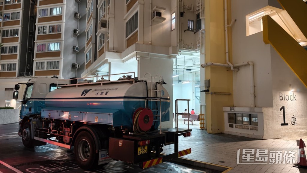 恢復供水後,今日晚上筲箕灣一帶仍停泊多部水車水箱。黃文威攝 恢復供水後,今日晚上筲箕灣一帶仍停泊多部水車水箱。黃文威攝
