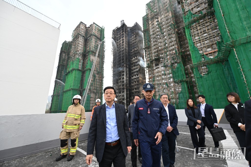 消防處處長楊恩健向特首李家超匯報火場最新進展。劉駿軒攝