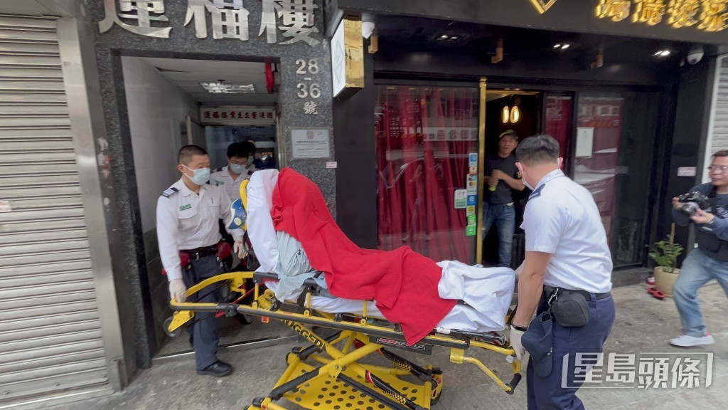 男住客跣腳墮天井輕傷送院。蔡楚輝攝 男住客跣腳墮天井輕傷送院。蔡楚輝攝