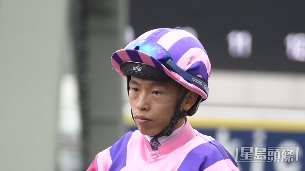 何澤堯今朝為「江南勇士」、「開心孖寶」及「高明豐勝」出跳，而替每駒出試更小心翼翼。