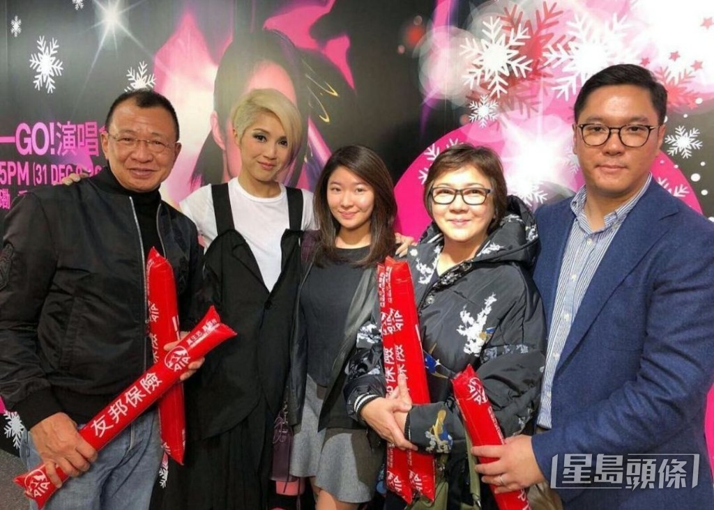Benz雄和老婆、女儿及继子睇杨千嬅演唱会。