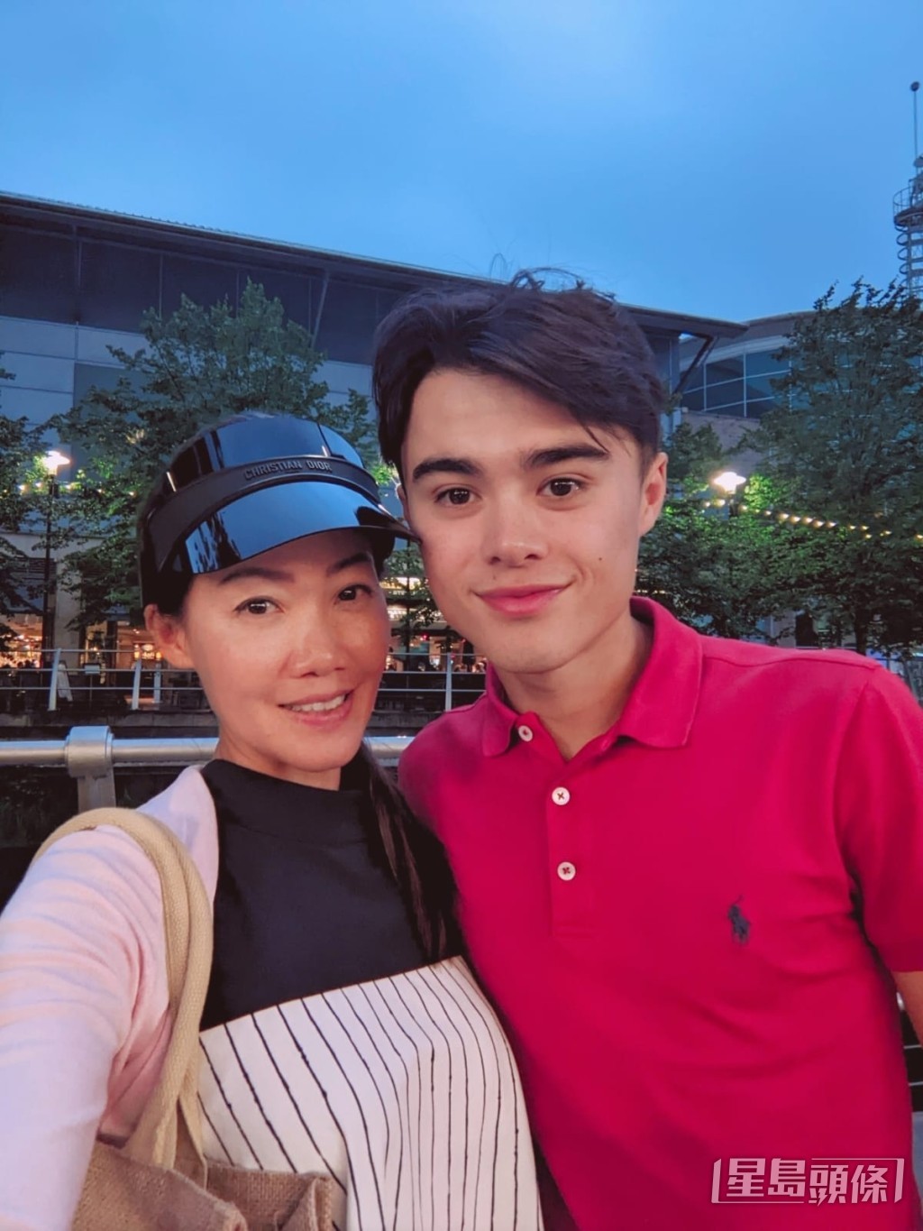 李国铭（右）受到父亲李格力及母亲江碧蕙（左）薰陶，踏上骑师之路。