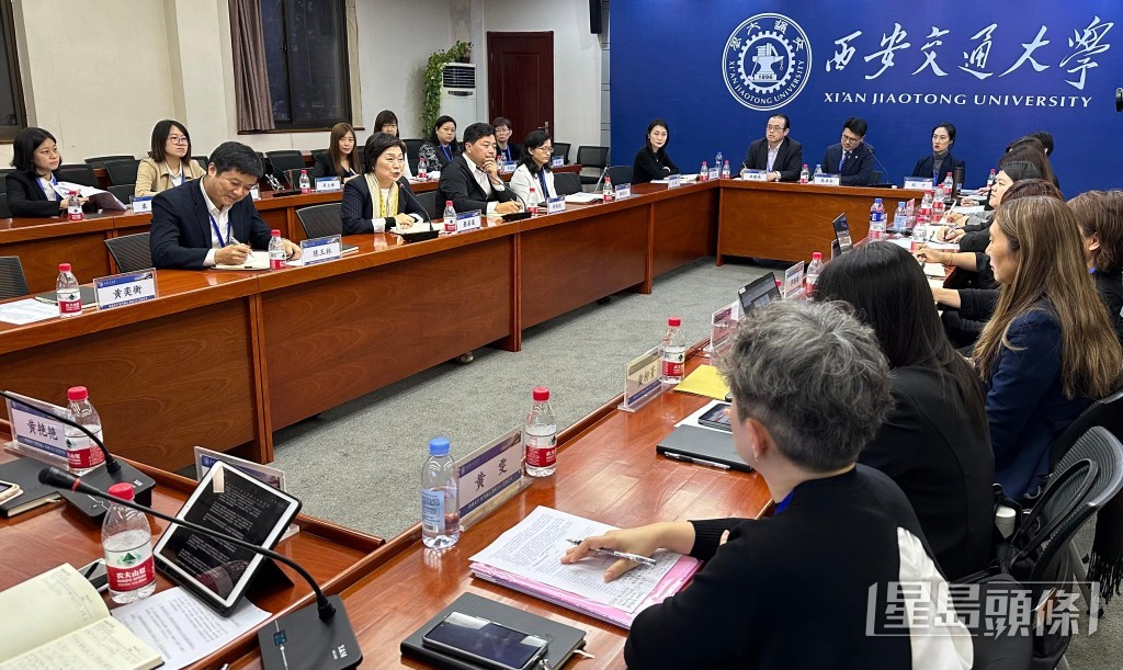 蔡若蓮(前排左二)率領大學代表團於西安出席香港高校內地招生工作座談會。 教育局提供 蔡若蓮(前排左二)率領大學代表團於西安出席香港高校內地招生工作座談會。 教育局提供