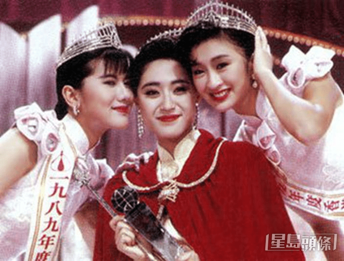 朱潔儀（左）當年奪符1989年港姐亞軍，同屆冠軍為陳法蓉、季軍梁佩瑚。