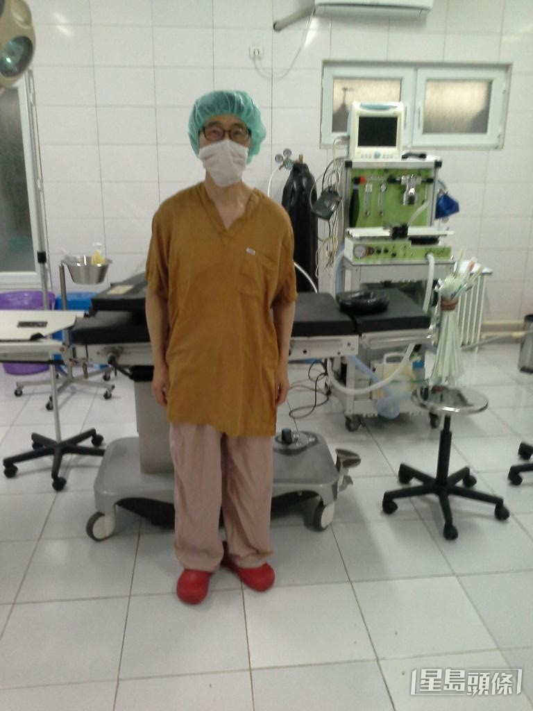 2015年，李耀輝協助修建圖中阿富汗醫院，該醫院其後遭空襲，傷亡枕藉。