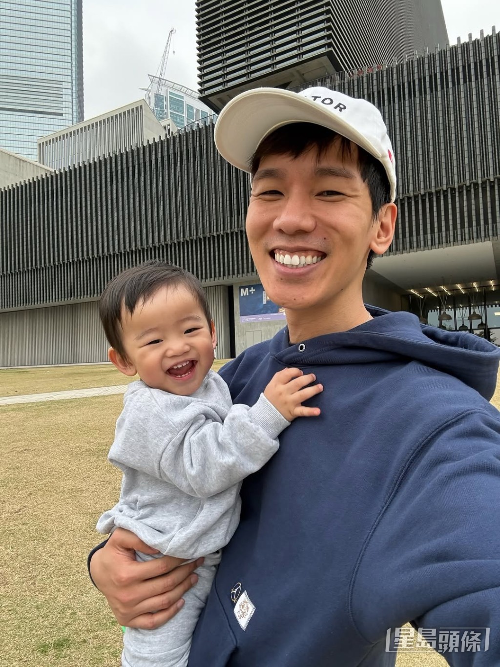 父子二人笑容一致。 父子二人笑容一致。