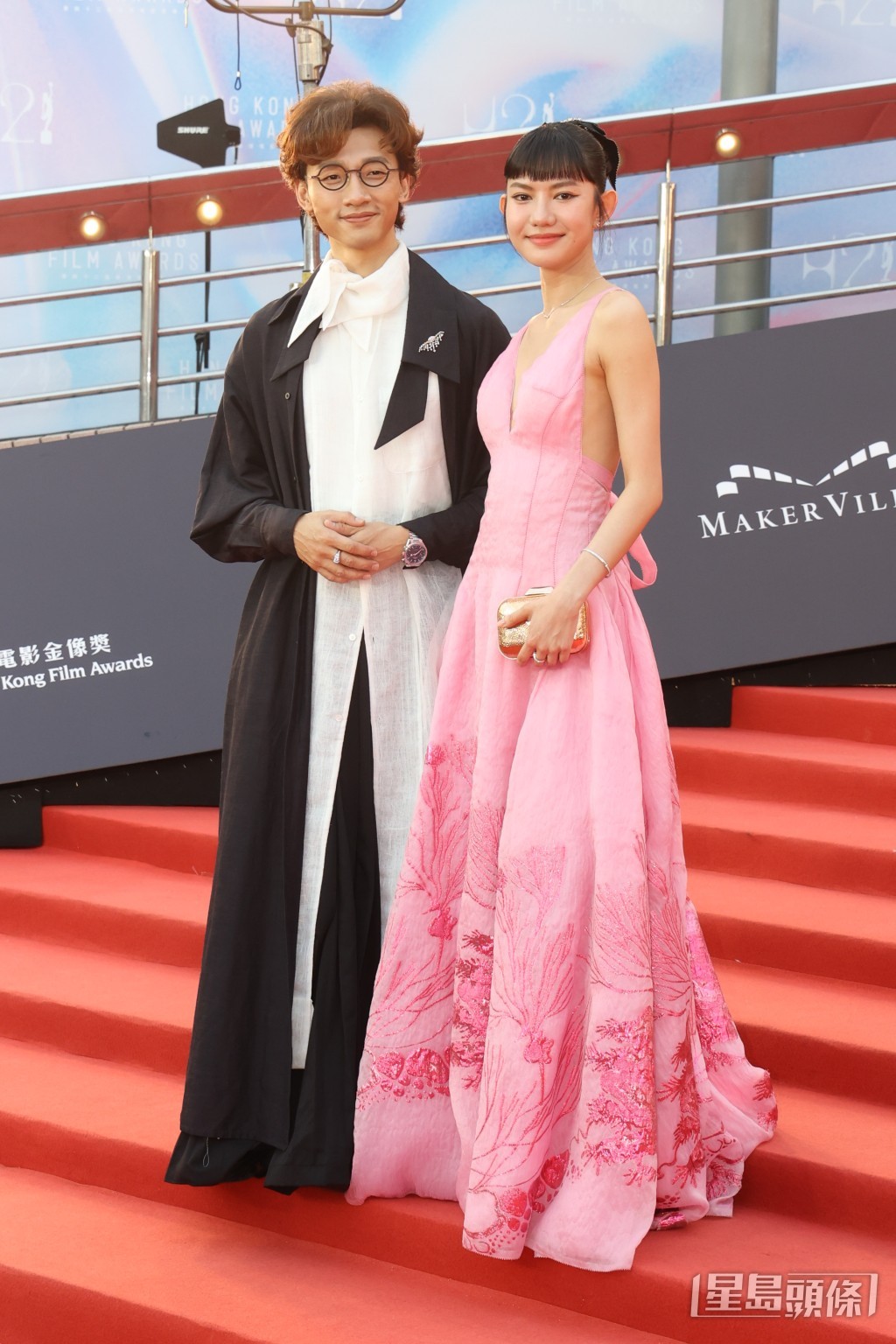 伍詠詩穿上台灣品牌SHIATZY CHEN的粉紅色開胸側漏性感晚裝，佩戴Chaumet珠寶，與陳湛文一同行紅地氈。